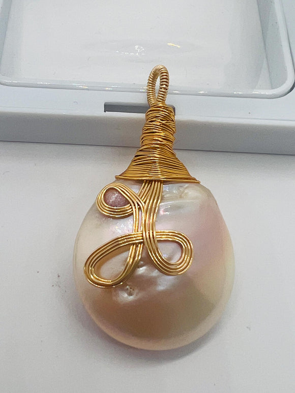 Freshwater Pearl pendant with wire wrapping, Silver wire with Gold plating, good luster on pearl.