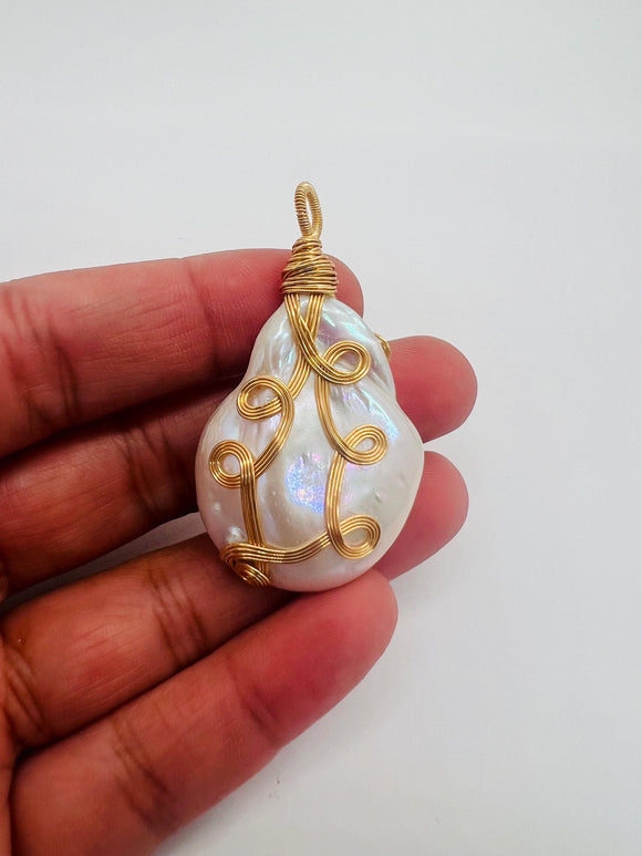 Freshwater Pearl pendant with wire wrapping, Silver wire with Gold plating, good luster on pearl.